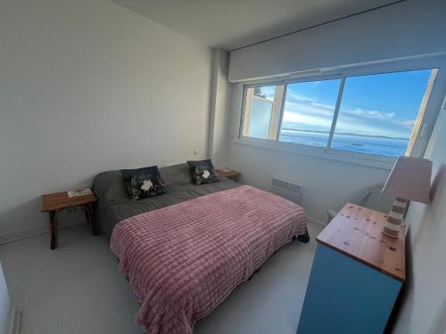 une petite chambre avec un lit et une fenêtre dans l'établissement Appartement T2 bord de mer avec parking, Arcachon - FR-1-374-4, à Arcachon