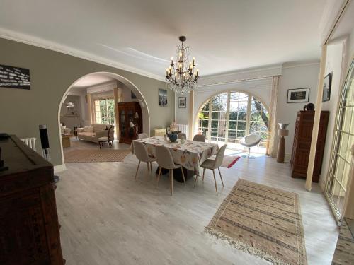 Villa avec Piscine Intérieure, 5 Chambres, Proche Plage et Commerces à Arcachon