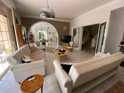 Villa avec Piscine Intérieure, 5 Chambres, Proche Plage et Commerces à Arcachon