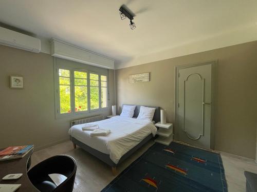 ein kleines Schlafzimmer mit einem Bett und einem Fenster in der Unterkunft Villa avec Piscine Intérieure, 5 Chambres, Proche Plage et Commerces à Arcachon - FR-1-374-220 in Arcachon
