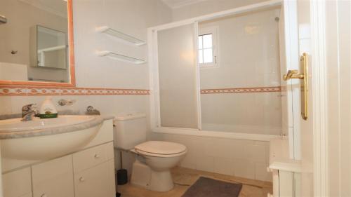 Un baño con inodoro, lavabo y ducha. en REF 7082 Apartment Los Dolses, en Los Dolses