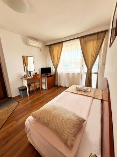 Postel nebo postele na pokoji v ubytování Family Hotel Helios