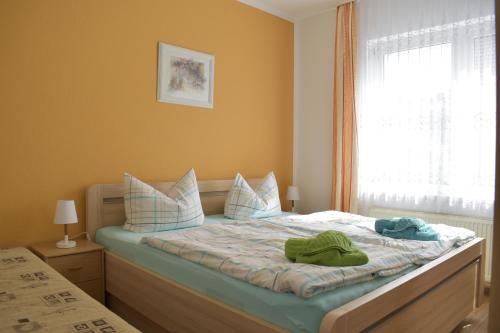 a bedroom with a bed with two towels on it at Ferienwohnung Morgensonne in Ueckeritz