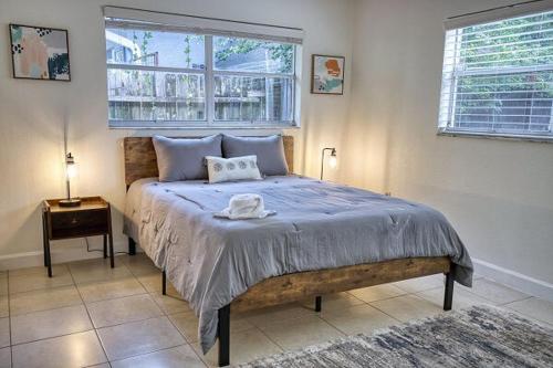 サラソタにあるDowntown Home With Fire Pit, Just 5 Min to Beachのギャラリーの写真