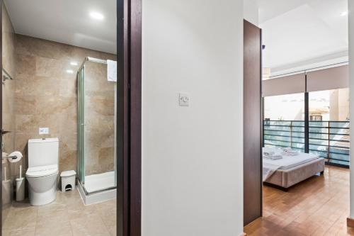 Koupelna v ubytování Downtown Finikoudes Beach Apartment