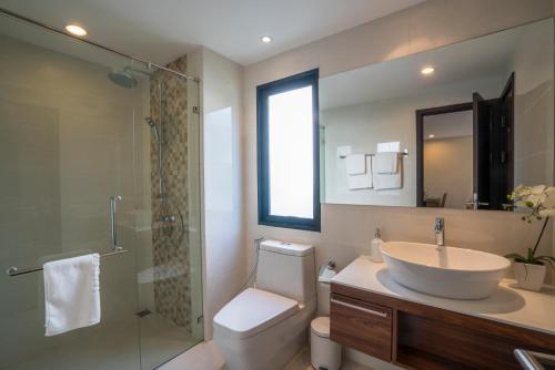 ein Badezimmer mit Waschbecken, Toilette und Dusche in der Unterkunft Apartments in The Title Beach Rawai in Rawai Beach