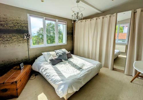 une chambre avec un lit et une fenêtre dans l'établissement Parenthèse basque, piscine chauffée, proche océan, à Mouguerre