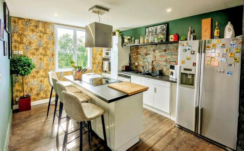 La cuisine est équipée d'un réfrigérateur et d'un comptoir avec tabourets. dans l'établissement Parenthèse basque, piscine chauffée, proche océan, à Mouguerre