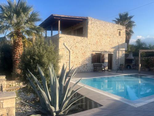 Πισίνα στο ή κοντά στο Villa Aris in Crete with private pool en private parking!