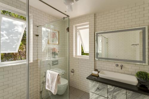 Un baño de Trezora 5 12bhk Luxury Villa with pool in Assagao