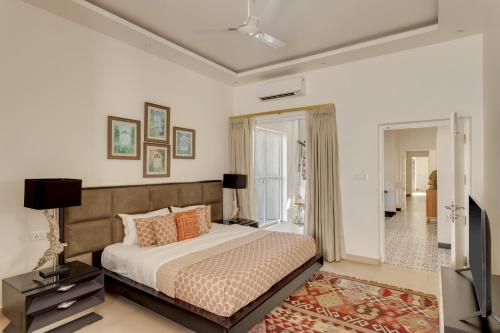 Cama o camas de una habitación en Trezora 5 12bhk Luxury Villa with pool in Assagao
