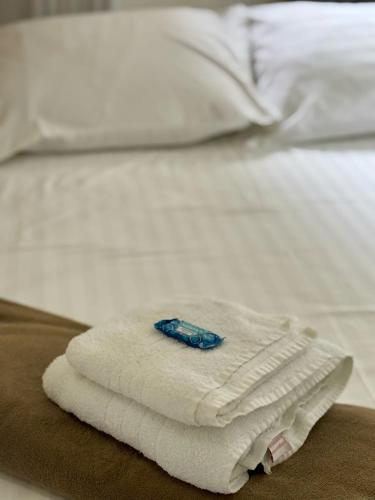 a pile of towels sitting on top of a bed at Chaves Maguari Locação por Temporada- Ananindeua in Ananindeua