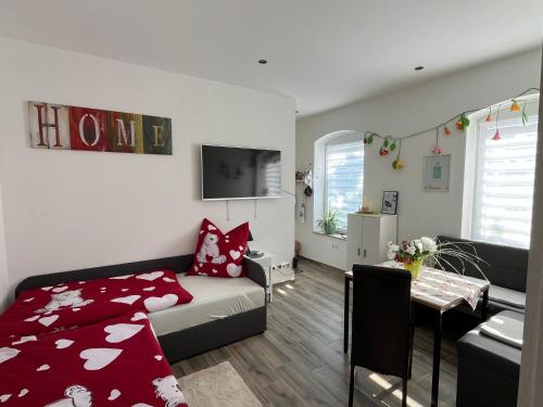 Un pat sau paturi într-o cameră la Ferienwohnung im Grünen