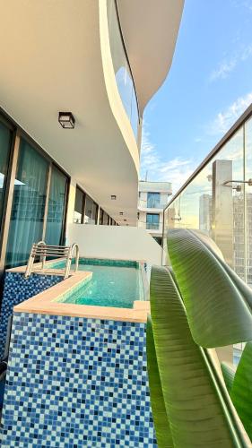 Appartement de Luxe 1 Chambre avec Piscine Privée sur Balcon