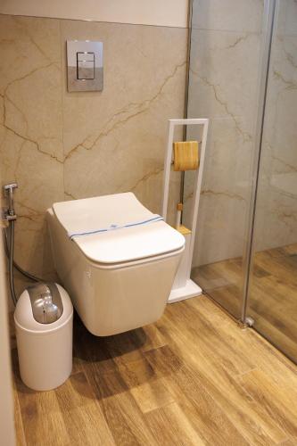 a bathroom with a toilet and a shower at Апартаменти в центрі Шаян in Shaian