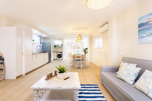 ein Wohnzimmer mit Couch und Tisch in der Unterkunft Maresía Home in Bajamar
