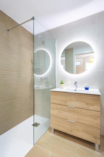 ein Badezimmer mit Dusche, Waschbecken und Spiegel in der Unterkunft Maresía Home in Bajamar