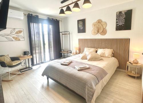 une chambre avec un lit, un bureau et une chaise dans l'établissement Chambre d'hôte Centre Bergerac 4 places, à Bergerac