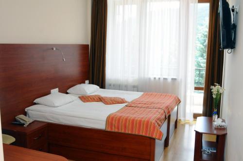 a bedroom with a bed and a large window at Ani Resort in Artavaz