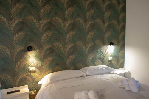 a bedroom with a bed with a green wall at Agriturismo Il Bagolaro in Nerola