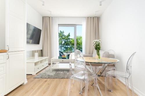 Una televisión o centro de entretenimiento en Apartment Opal 21 widok na morze w Balticus Promenada Gwiazd