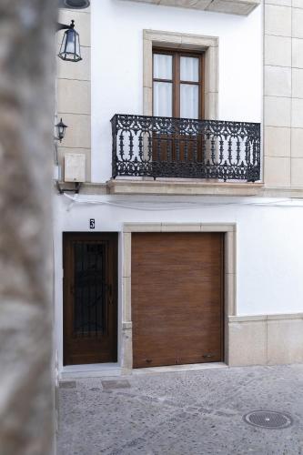 two garage doors on a building with a balcony at Casa Castell Orangecosta in Peñíscola