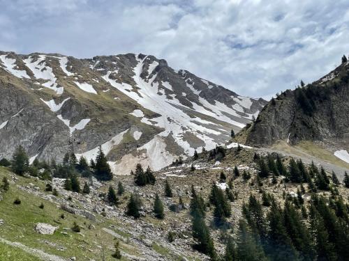 a mountain with snow on the side of it at Au Chant des Grillons - studio ensoleillé en Gruyère in Estavannens-Dessous
