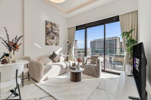 Elegant 1-Bed with Pool, Gym, Parking and Balcony