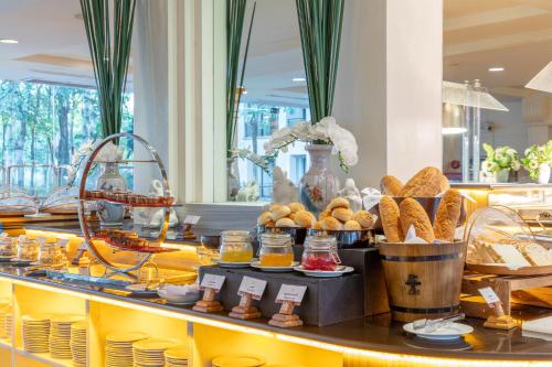 een buffet met brood en ander eten op een tafel bij Tawa Ravadee Resort Prachinburi, a member of WorldHotels Distinctive in Si Maha Phot