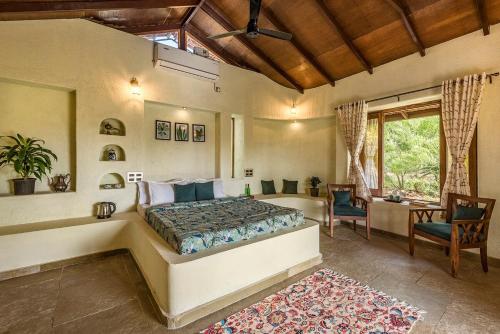 Postel nebo postele na pokoji v ubytování CosmicStays Joshet Farmstay Your Quiet Countryside Mediterranean Escape