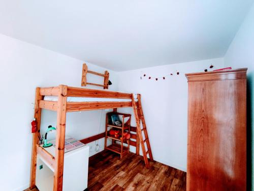 Cette chambre dispose de lits superposés et d'une échelle. dans l'établissement Ardillière - Séjour à Auxerre, à Auxerre