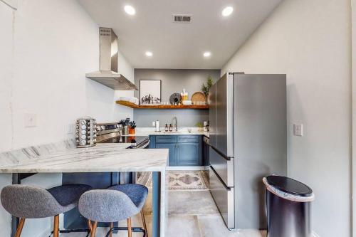 Η κουζίνα ή μικρή κουζίνα στο NEW Luxury Home near Downtown Close to Nulu