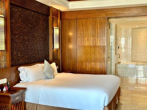 Postel nebo postele na pokoji v ubytování Crowne Plaza Danang Hotel & Resort