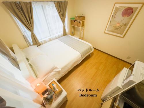 a small bedroom with a bed and a window at 7時IN19時OUT # 新宿歌舞伎町エリアまで電車4分 # 駅近8分 # 専用バスキッチン # 最大3名 # 7 00 IN19 00 OUT # 4 min train to Shinjuku Kabukicho # 8 min walk to station # Private bath kitchen # Max 3 in Tokyo