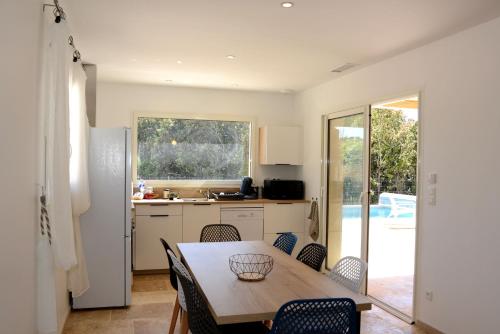 une cuisine et une salle à manger avec une table et des chaises dans l'établissement La Sieste Ardechoise, à Orgnac-lʼAven