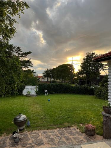 a backyard with a grill in the grass at Tylösand Älgvägen close to beach and golf in Halmstad