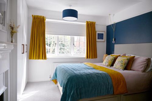 Cherry HintonにあるThe Avenueのベッドルーム1室(ベッド1台付)、黄色いカーテン付きの窓が備わります。