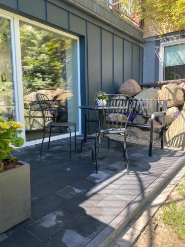 two chairs and a table on a patio at Apartamenty Na Klifie Przystań 18 Chłapowo in Władysławowo