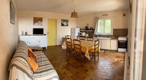 une cuisine et une salle à manger avec une table et des chaises dans l'établissement Casa Paulette, à Cavalaire-sur-Mer