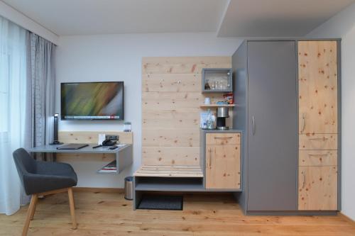a room with a desk and a computer on a wall at Best Western Plus Hotel Alpenhof in Oberstdorf
