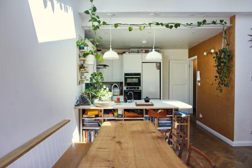 Cherry HintonにあるThe Avenueのキッチン(長い木製テーブル付)