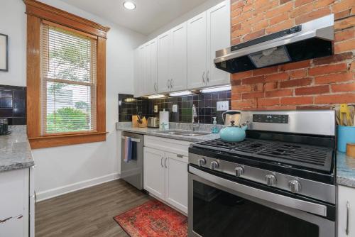 Kuchyň nebo kuchyňský kout v ubytování Sparkling 3BR Remodeled Walk to Campus Short North