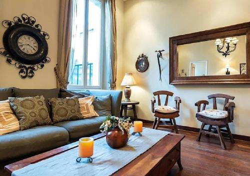 un salon avec un canapé, une table et un miroir dans l'établissement L'AUTHENTIQUE charme rustique et rétro proche Croisette et plages, à Cannes