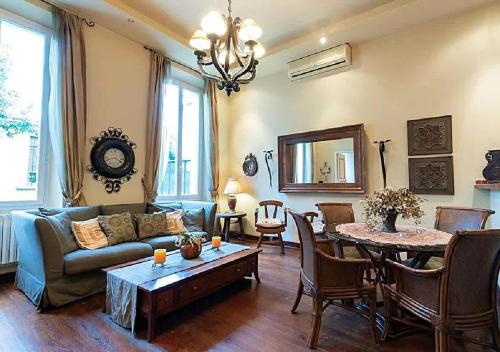 un salon avec un canapé et une table dans l'établissement L'AUTHENTIQUE charme rustique et rétro proche Croisette et plages, à Cannes