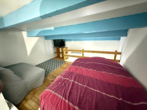 une chambre avec un lit et un canapé dans une pièce dans l'établissement Apt 6 personnes plus 2 enfants 200m de la plage ,Draps et serviettes non fournies, au Cap d'Agde