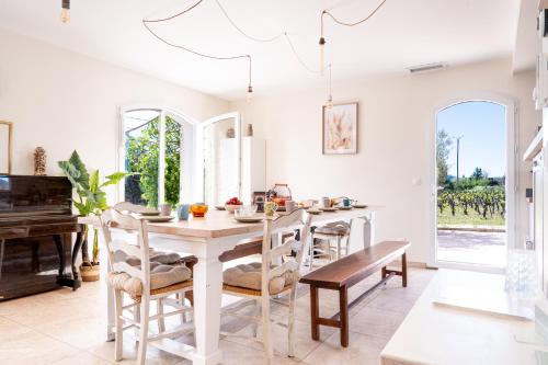 Φωτογραφία από το άλμπουμ του Bastide 13 couchages - PADEL - juillet-Août à la semaine - Domaine de la Louve σε Cotignac