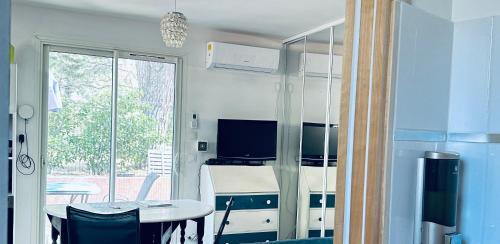 Photo de la galerie de l'établissement Mini Foyer dans Camping-Car - Un Adulte, à Lézignan-Corbières