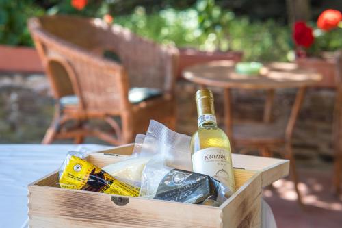 a bottle of wine in a wooden box on a table at Casa Vacanze Sabina - Stintino in Stintino