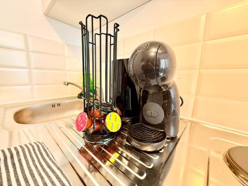 un comptoir de cuisine avec un mixeur et des ustensiles dessus dans l'établissement Studio rénové au pied de la Gare Viotte, à Besançon