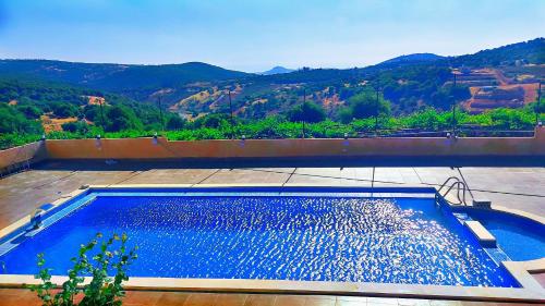 Kolam renang di atau dekat dengan Mountain Oak Chalet شالية ملول الجبل